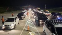 Antrean Pemudik Padati Gerbang Tol Bakauheni