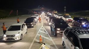 Antrean Pemudik Padati Gerbang Tol Bakauheni