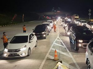 Antrean Pemudik Padati Gerbang Tol Bakauheni Antrean Pemudik Padati Gerbang Tol Bakauheni