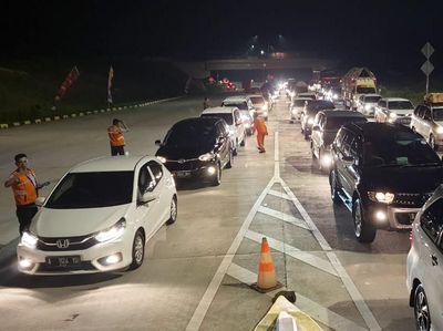 Antrean Pemudik Padati Gerbang Tol Bakauheni