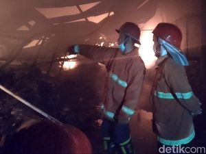 Api yang Membakar Gudang Mainan di Malang Merembet ke Rumah Warga