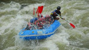 Foto: Mudik ke Banjarnegara Coba Main Arung Jeram