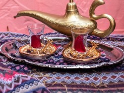 Seru! Di Kafe Ini Bisa Lihat Lampu Ajaib atau Duduk di Atas Karpet Terbang