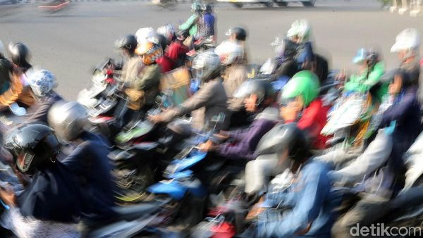 Pemudik Motor Mulai Sesaki Jalan Kalimalang