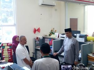 Jelang Lebaran, Anies Sapa Pegawai di Balai Kota