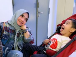 Yeay! Susul Rafathar ke London, Rieta Amilia Ditodong Beli Mainan