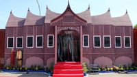 Unik! Pos PAM di Gresik Dihias Jadi Rumah Adat Hingga Istana Negara