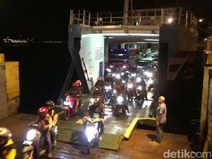 Pemudik Motor dari Bali ke Jawa Mudik Malam Hari Demi Hindari Panas Pemudik Motor dari Bali ke Jawa Mudik Malam Hari Demi Hindari Panas