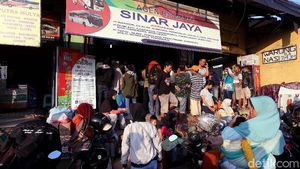 Antusias Warga Berburu Tiket Bus Untuk Mudik Lebaran