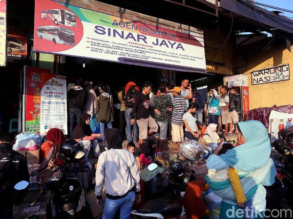 Antusias Warga Berburu Tiket Bus Untuk Mudik Lebaran