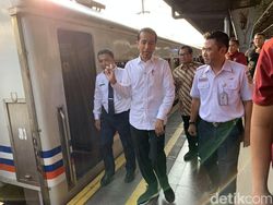 Tinjau Stasiun Pasar Senen, Jokowi Ingat Mudik Naik Kereta Tahun 1986