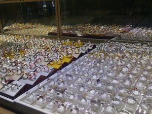 Alasan Beli Emas Jelang Lebaran: Untuk Simpanan hingga Pamer Alasan Beli Emas Jelang Lebaran: Untuk Simpanan hingga Pamer