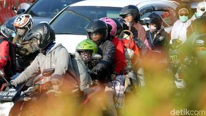 Aksi Berbahaya Pemudik Motor yang Nekat Bawa Anak