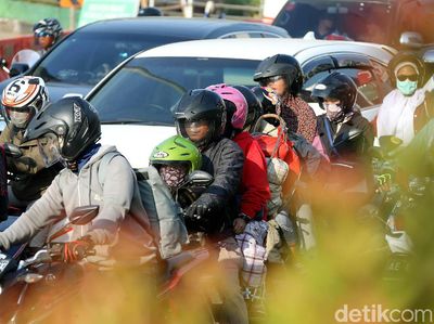 Aksi Berbahaya Pemudik Motor yang Nekat Bawa Anak