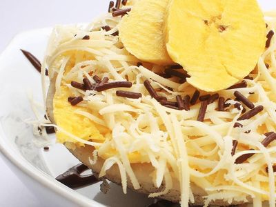 Nikmatnya Berbuka Puasa dengan Surabi Gurih dan Manis