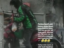 Pastikan Pelanggan Buka Puasa Tepat Waktu, Driver Ojol Ini Rela Kuyup