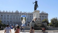 Di Plaza de Oriente pengunjung bisa menemui trofi Liga Champions dalam ukuran sangat besar, mungkin mencapai 5-6 meter. Si Kuping Besar raksasa ini menjadi pusat selfie pengunjung yang datang dari berbagai dunia untuk menonton final di Stadion Wanda Metropolitano.