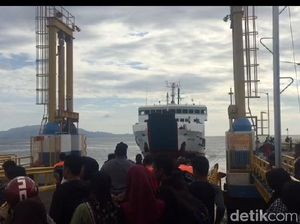 Petugas Cek Kelaikan Pelampung di Kapal Penyeberangan Kolaka-Bone