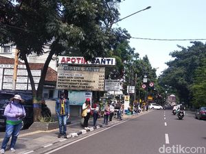 Penjaja Uang Baru Mengeluh Peminat di Bandung Menurun