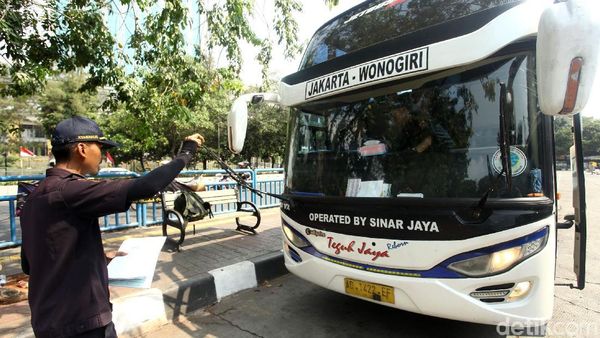 Sebelum Tancap Gas, Bus di Terminal Grogol Jalani Uji Kelayakan
