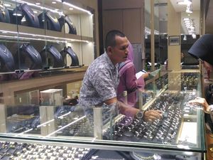 Penjualan Lesu, Berapa Harga Perhiasan Emas Sekarang?