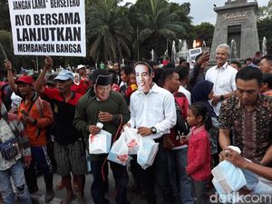 Bagikan Takjil di Solo, Ganjar Gandeng Jokowi-Prabowo