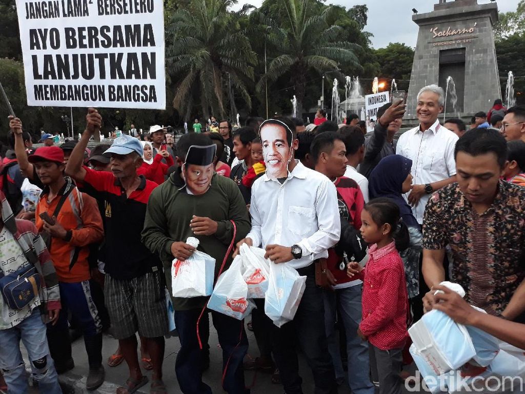 Bagikan Takjil di Solo, Ganjar Gandeng Jokowi-Prabowo Bagikan Takjil di Solo, Ganjar Gandeng Jokowi-Prabowo
