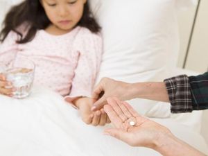 Ibu Ini Bujuk Anak Minum Obat Pakai Buah Semangka Ibu Ini Bujuk Anak Minum Obat Pakai Buah Semangka