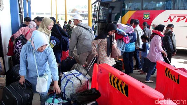 Pemudik Mulai Padati Terminal Jatijajar Depok