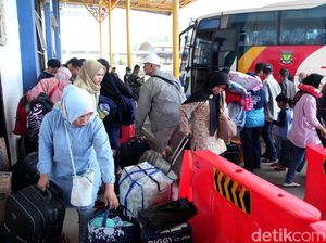 Pemudik Mulai Padati Terminal Jatijajar Depok