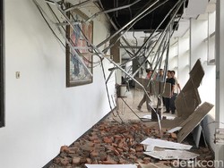 Plafon Depan Ruang Kerja Bupati Jember Ambruk, Satpol PP Panik