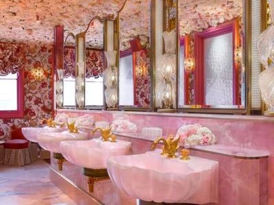 7 Dekorasi Toilet Umum Paling Indah, Bikin Kamu Betah Berlama-lama Selfie