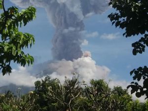 Erupsi! Begini Detik-detik Gunung Agung Semburkan Awan Panas Erupsi! Begini Detik-detik Gunung Agung Semburkan Awan Panas