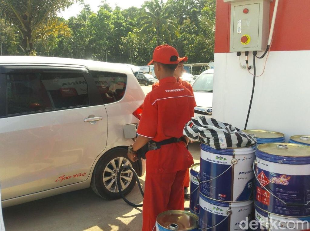 Antrean BBM di Rest Area 456 A Salatiga Teratasi Antrean BBM di Rest Area 456 A Salatiga Teratasi