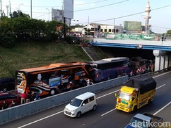 8 Kendaraan Terlibat Tabrakan Beruntun di Tol Jatingaleh Semarang