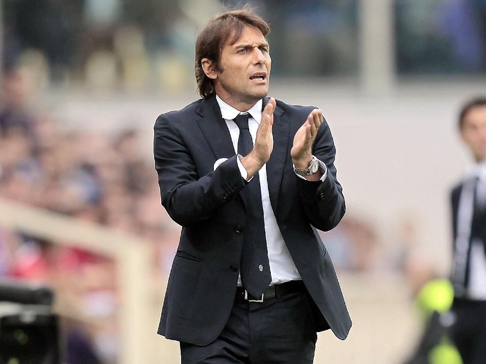 FLORENCE, ITALY - OCTOBER 20: Antonio Conte, head coach of Juventus gestures during the Serie A match between ACF Fiorentina and Juventus at Stadio Artemio Franchi on October 20, 2013 in Florence, Italy.  (Photo by Gabriele Maltinti/Getty Images)
