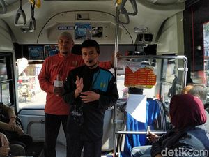 Kisah Saleh, 20 Tahun Dakwah di Bus Kota Bandung Tanpa Pamrih Kisah Saleh, 20 Tahun Dakwah di Bus Kota Bandung Tanpa Pamrih