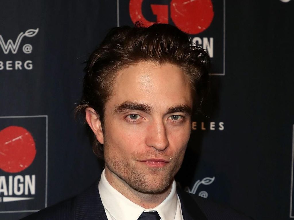 8 Potret Robert Pattinson, Pemeran Batman yang Dikabarkan Positif Corona 8 Potret Robert Pattinson, Pemeran Batman yang Dikabarkan Positif Corona