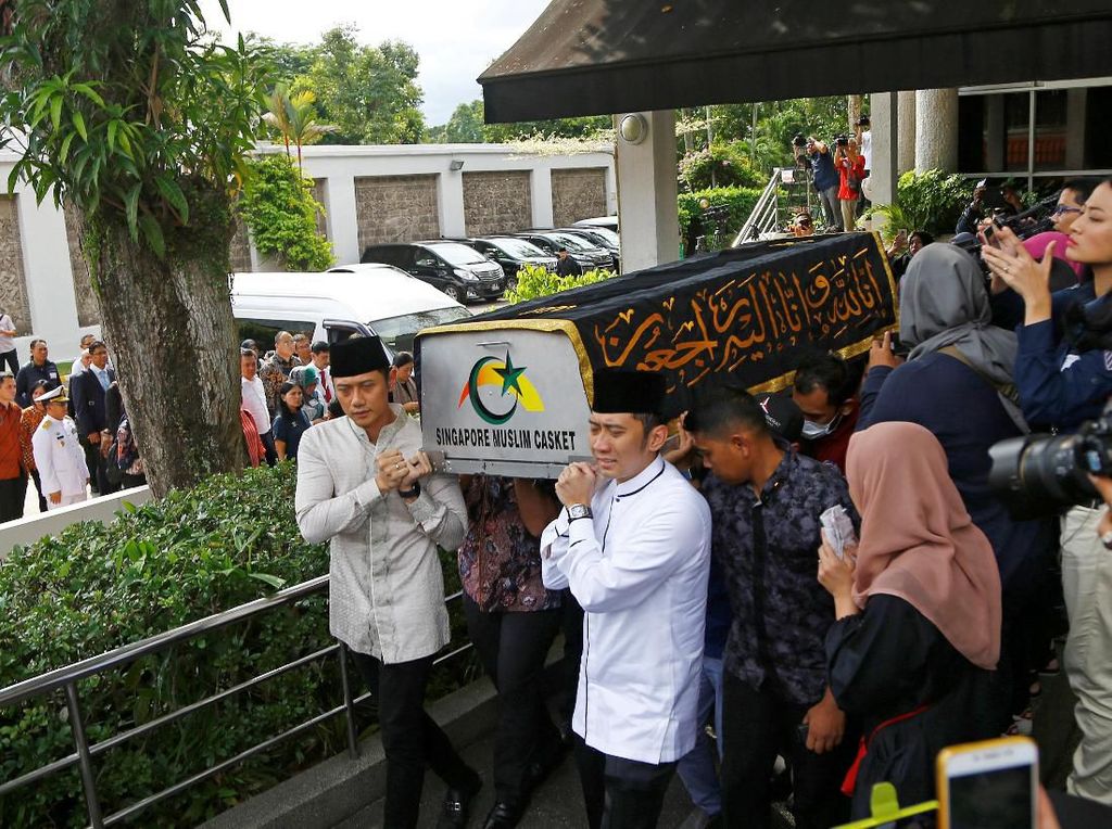 Pesawat yang Membawa Jenazah Ani Yudhoyono Take Off ke Jakarta Pesawat yang Membawa Jenazah Ani Yudhoyono Take Off ke Jakarta