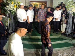 Jokowi dan Iriana Tiba di Rumah Duka Ani Yudhoyono di Cikeas