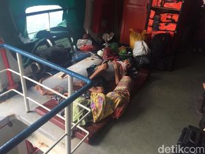 Kelebihan Muatan, Penumpang Anak-Lansia Terlantar di KMP Fery Bonto Bahari