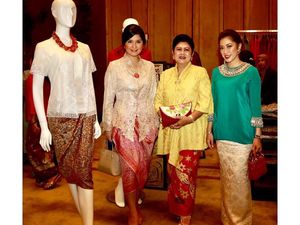 Foto: Mengenang Gaya Kompak Bu Ani dan Anak-anak Menantunya Foto: Mengenang Gaya Kompak Bu Ani dan Anak-anak Menantunya