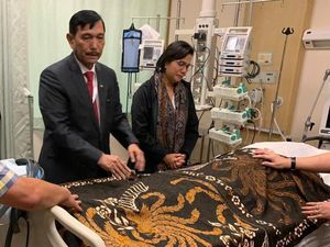 Salam Hormat Luhut dan Tangis Sri Mulyani di Depan Jenazah Bu Ani