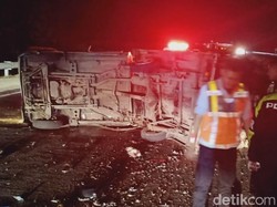 Pikap Muat Ayam Terguling di Tol Jombang-Mojokerto, Sopir Terluka