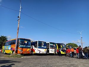 Pak Jokowi, Pengusaha Bus Minta Sopir dan Kernet Dapat BLT