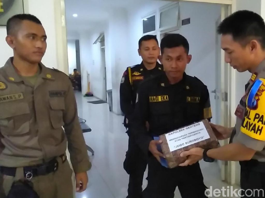 Sukses Tangkap Jambret, Anggota Linmas Pemkot Surabaya Diganjar Penghargaan Sukses Tangkap Jambret, Anggota Linmas Pemkot Surabaya Diganjar Penghargaan