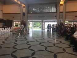 Peti Ani Yudhoyono Dibalut Bendera Merah Putih, Warga Beri Penghormatan di KBRI