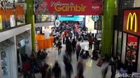 Gelombang Arus Mudik di Stasiun Gambir