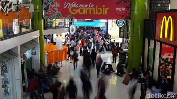 Gelombang Arus Mudik di Stasiun Gambir