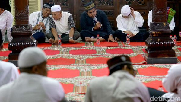 Pelayat Penuhi Pendopo Cikeas Jelang Kedatangan Jenazah Bu Ani